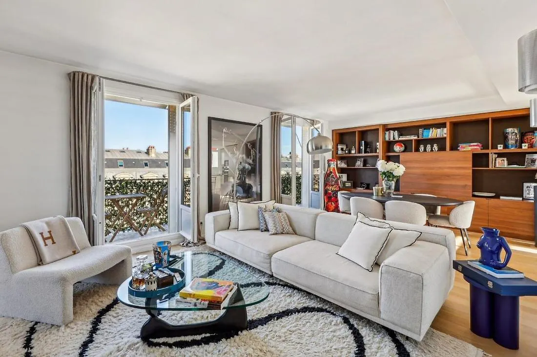 Avenue Montaigne Paris location