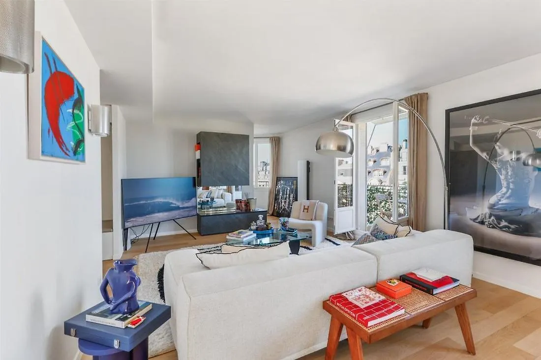 דירות Avenue Montaigne פריז 0*,  צרפת